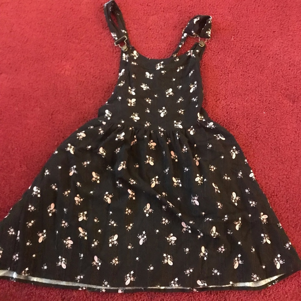 super cute overall flowy dress!